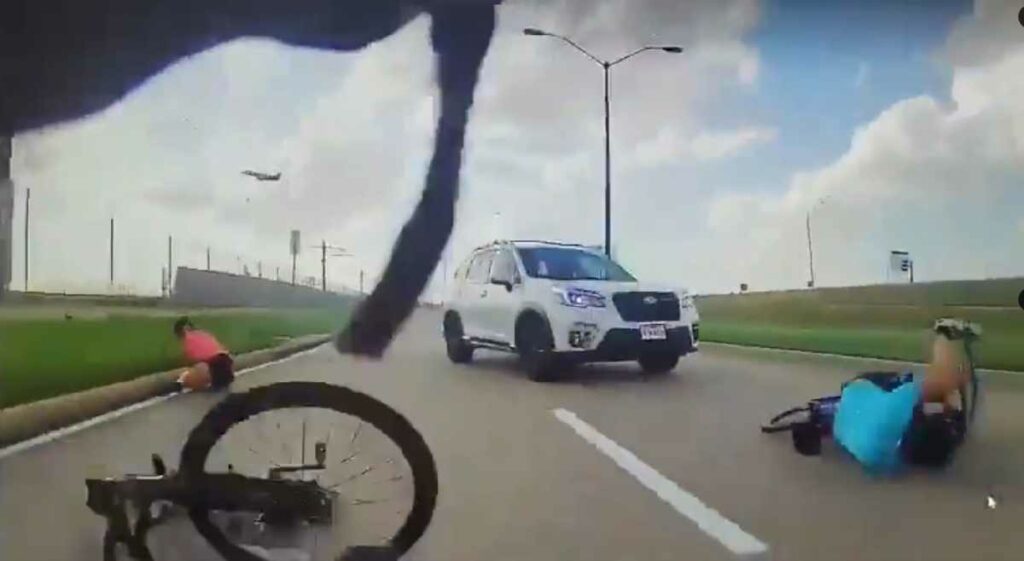 Los hechos quedaron grabados en una cámara, de otro ciclista, que afortunadamente no resultó lesionado. Foto: Captura de video
