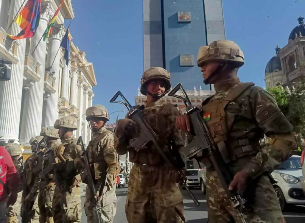 Tropas militares y tanquetas se desplegaron frente a la sede del gobierno boliviano en La Paz e intentaron tumbar una puerta del palacio presidencial.