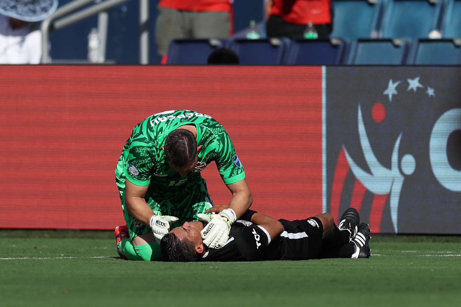 Se trata del segundo asistente, Humberto Panjoj, de Guatemala, del juego entre Perú y Canadá. Foto: AFP