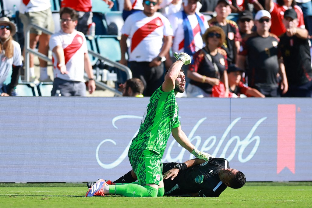 Se trata del segundo asistente, Humberto Panjoj, de Guatemala, del juego entre Perú y Canadá. Foto: AFP