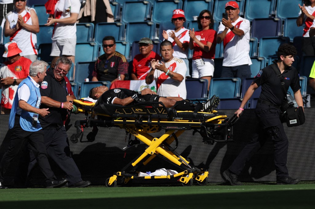 Se trata del segundo asistente, Humberto Panjoj, de Guatemala, del juego entre Perú y Canadá. Foto: AFP