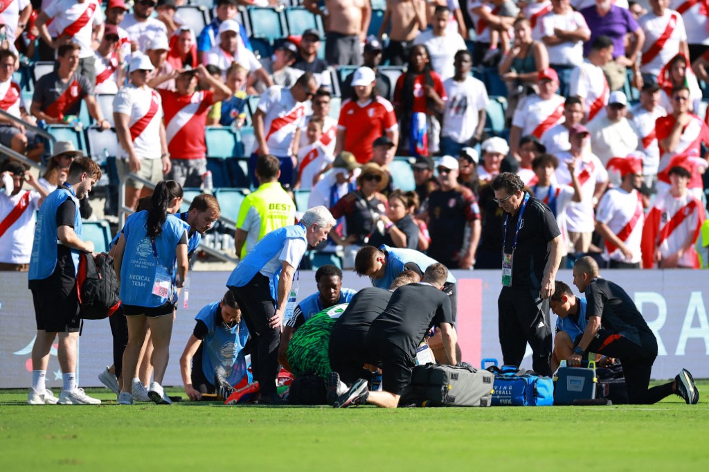 Se trata del segundo asistente, Humberto Panjoj, de Guatemala, del juego entre Perú y Canadá. Foto: AFP