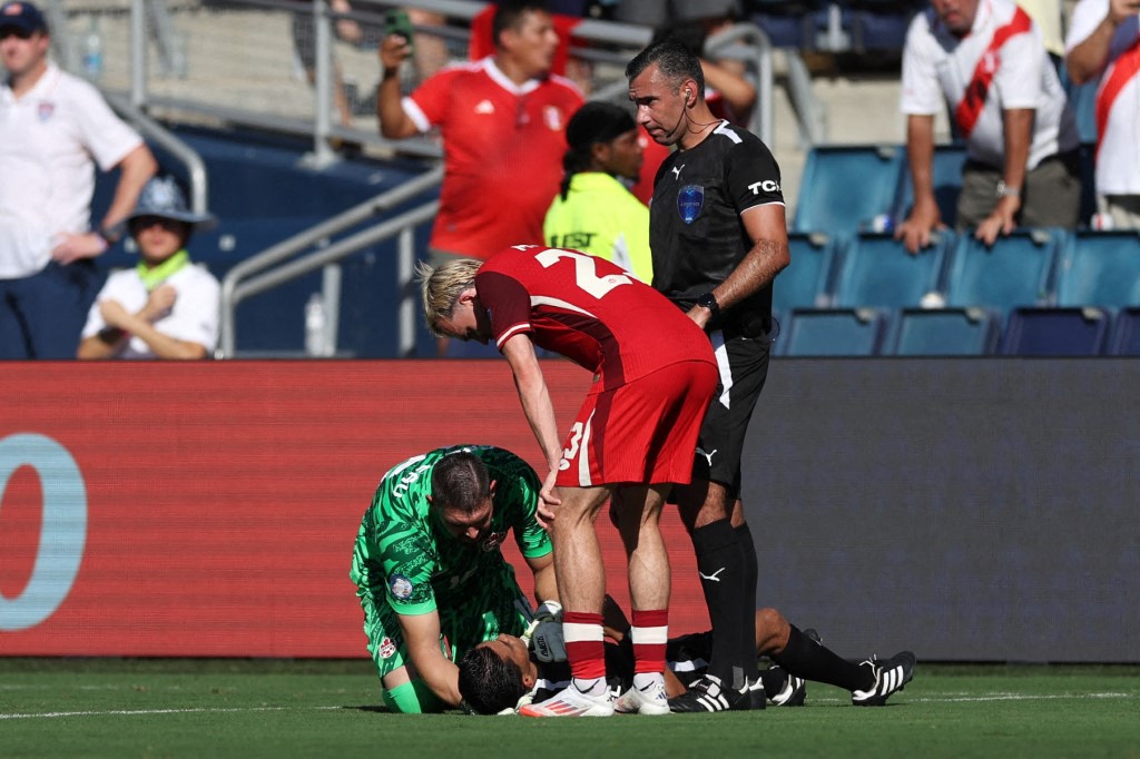 Se trata del segundo asistente, Humberto Panjoj, de Guatemala, del juego entre Perú y Canadá. Foto: AFP