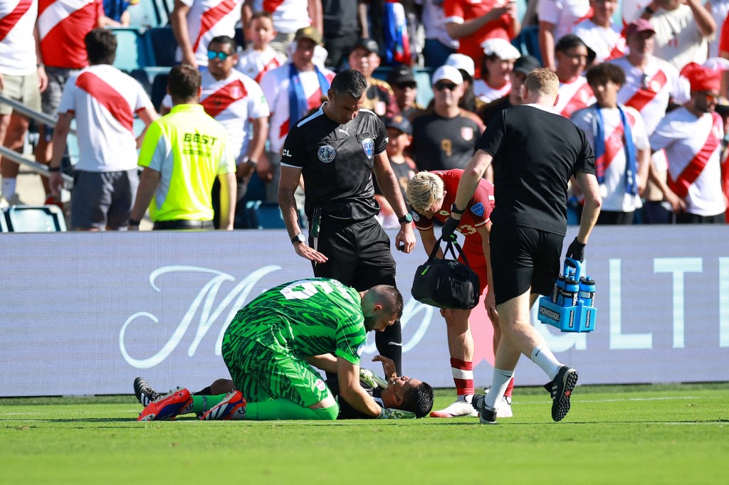 Se trata del segundo asistente, Humberto Panjoj, de Guatemala, del juego entre Perú y Canadá. Foto: AFP