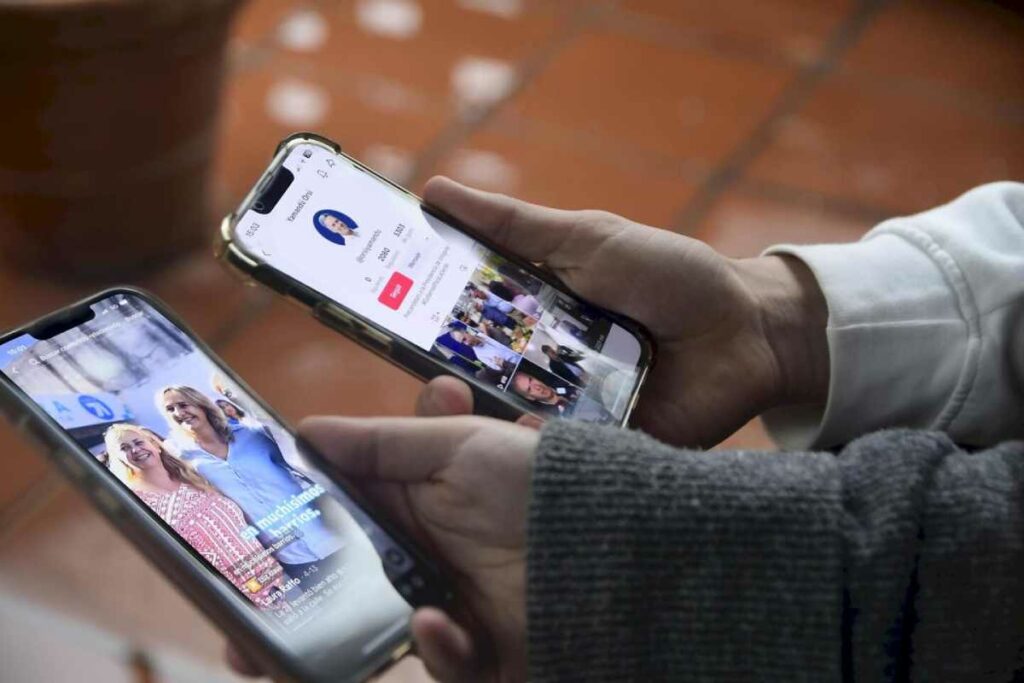 Los videos cortos difundidos en redes sociales son la principal fuente de información de los jóvenes. Foto: AFP