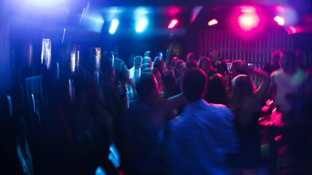 Sexo, transgresión y riesgos, una inmersión en las fiestas "chemsex"