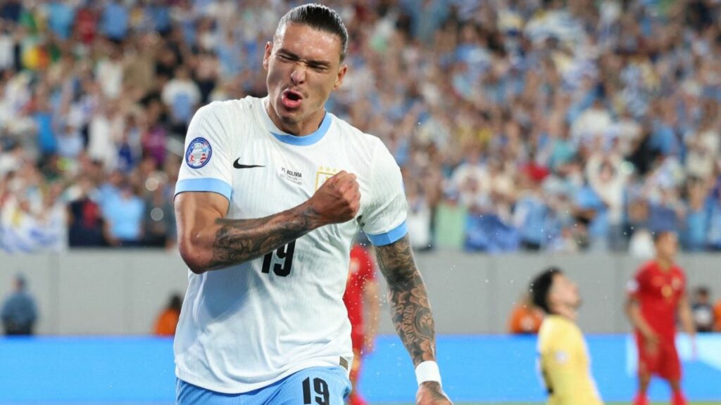 Uruguay apabulló 5-0 a Bolivia y quedó a un paso de los cuartos de final