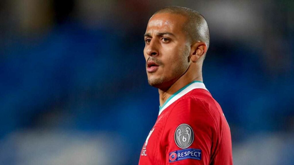 Por medio de sus redes sociales el futbolista español Thiago Alcántara anunció su despedida como jugador profesional a los 33 años. Foto: AFP