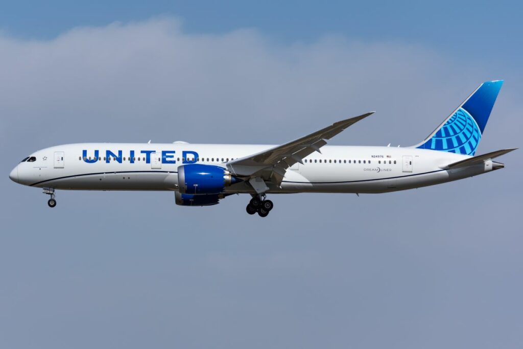 Vuelo de United Airlines lanza “Mayday” tras falla de motor poco después de despegar