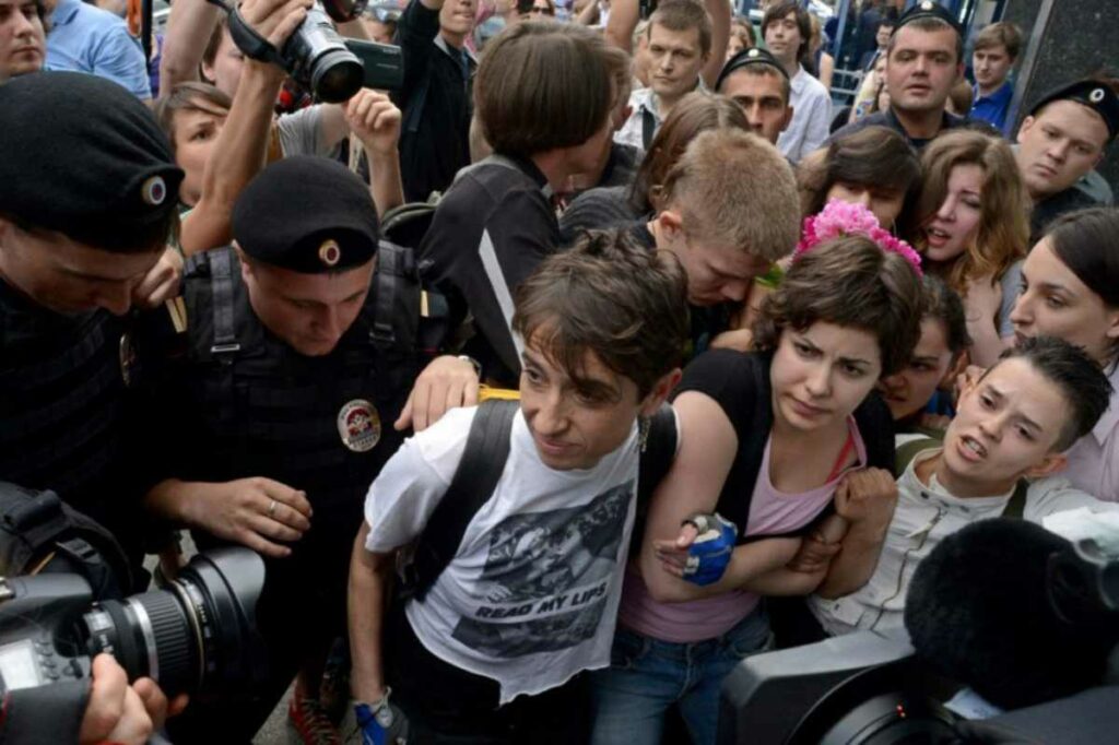 La periodista ruso-estadounidense Masha Gessen, muy crítica de Vladimir Putin, fue condenada en Rusia a ocho años de prisión.