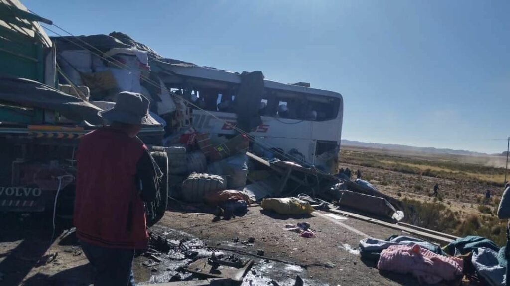 Al menos 16 muertos y 14 heridos en un accidente de carretera en ...