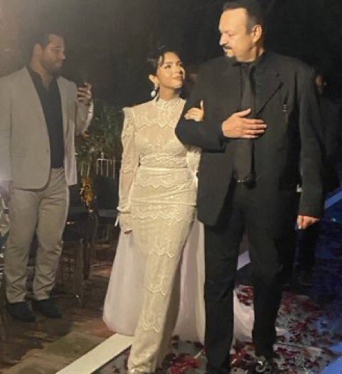 La cantante es acompañada por su padre hasta el altar
