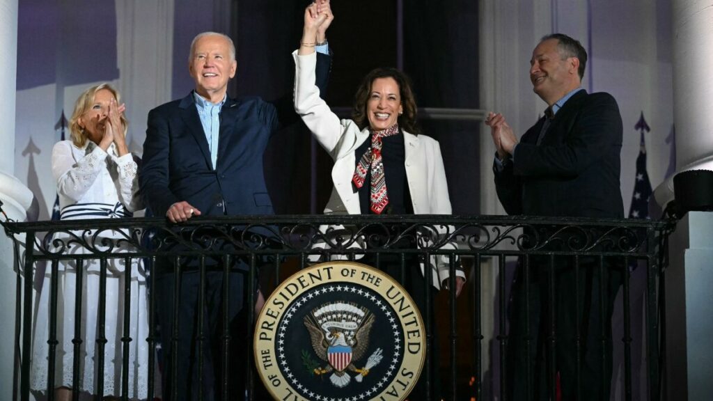 "No me voy a ir a ninguna parte", dice Biden a la multitud del 4 de Julio
