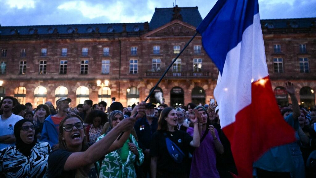 La izquierda frena a la extrema derecha en las elecciones legislativas en Francia