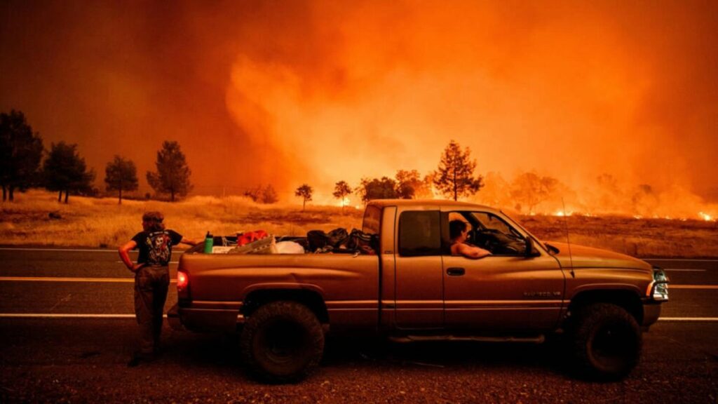 El incendio más grande del año en California arrasa el norte del estado