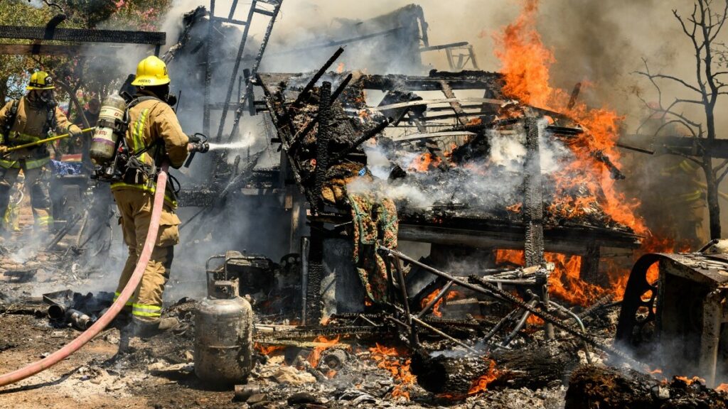 Miles de personas bajo órden de evacuación por incendio fuera de control en California