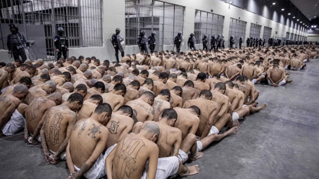 Bukele evalúa liberaciones anticipadas por el régimen de excepción en El Salvador