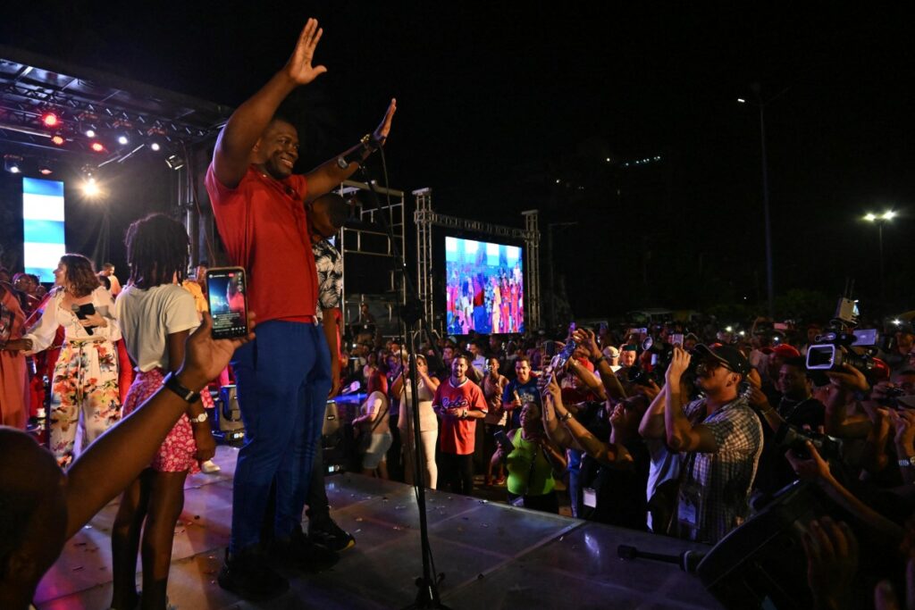 Cubanos celebran a su pentacampeón olímpico Mijaín López a ritmo de salsa