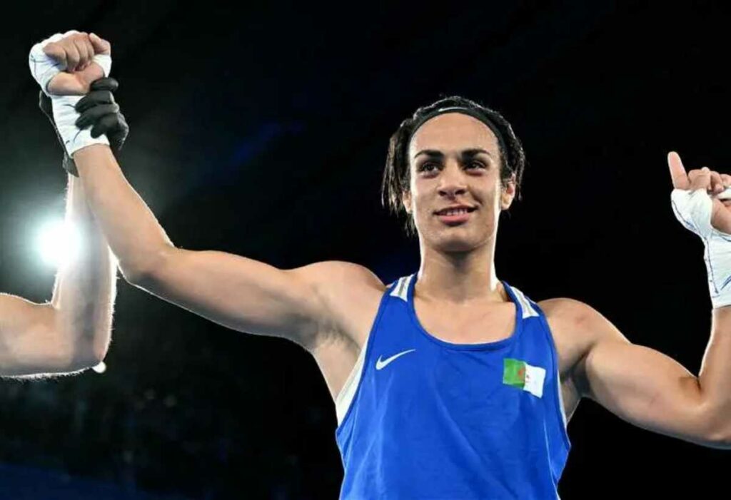 Imane Khelif, una de las dos boxeadoras de París-2024 inmersas en una polémica de género, aseguró como mínimo la medalla de plata.