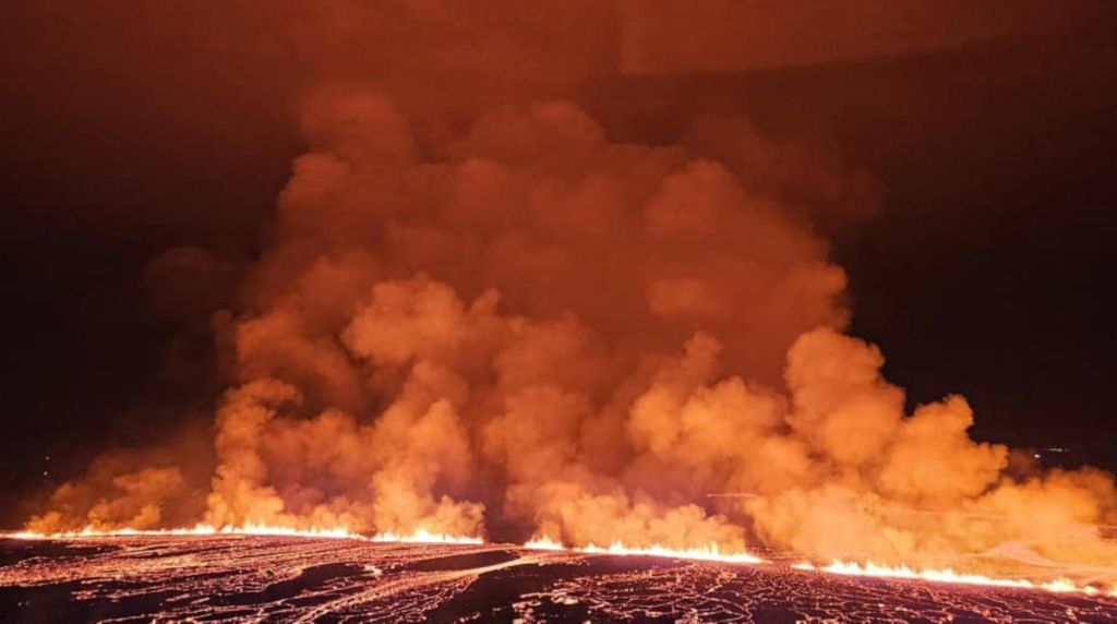 Volcán entra en erupción