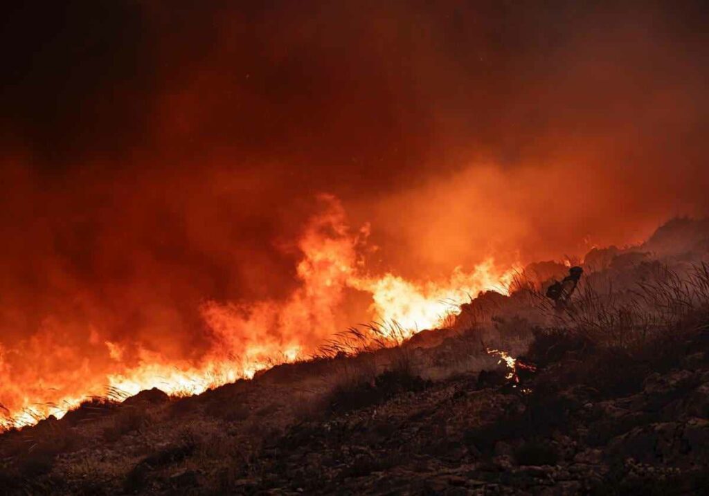 Dos incendios en el sur de Francia obligan a evacuar a unas 3 mil personas