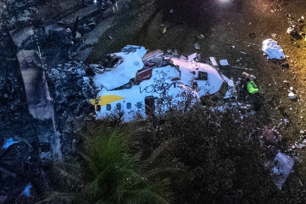 Empiezan a retirar cuerpos del avión que se estrelló en Brasil, causas siguen inciertas