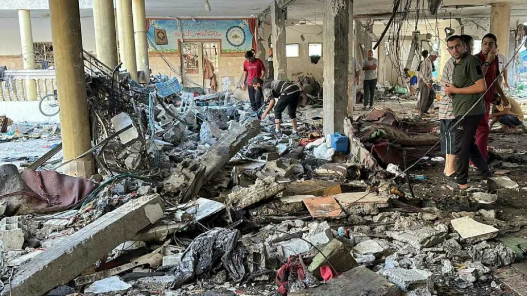 Responsables gazatíes indicaron que 75 cuerpos fueron identificados de entre los 93 palestinos fallecidos en un bombardeo a una escuela en la Franja de Gaza.