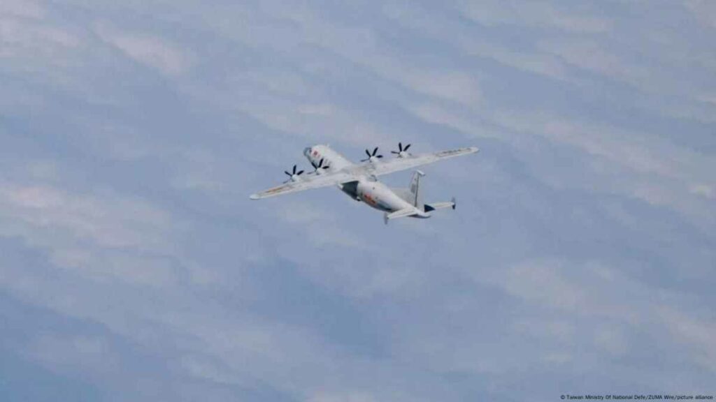 Japón desplegó aviones de combate después que un aparato militar chino violase su espacio aéreo, informó el Ministerio de Defensa.