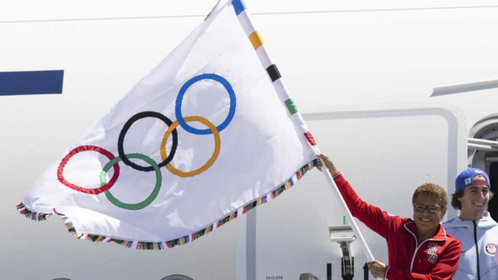 La bandera olímpica llegó a Los Ángeles, donde tienen cuatro años para organizar Juegos capaces de rivalizar con el espectáculo ofrecido por París.