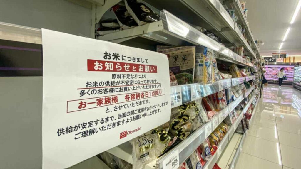 La amenaza de un “megaterremoto”, una serie de tifones y un feriado nacional de una semana llevaron a algunos japoneses a multiplicar las compras de arroz.