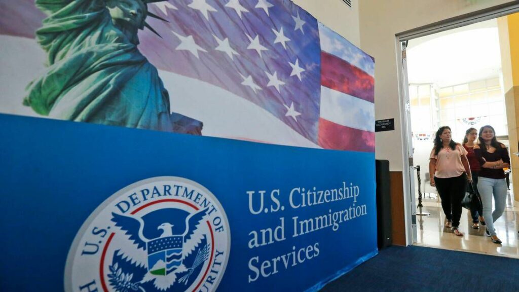 Indocumentados casados con ciudadanos estadounidenses pueden solicitar ya la "Green card" sin salir de EEUU