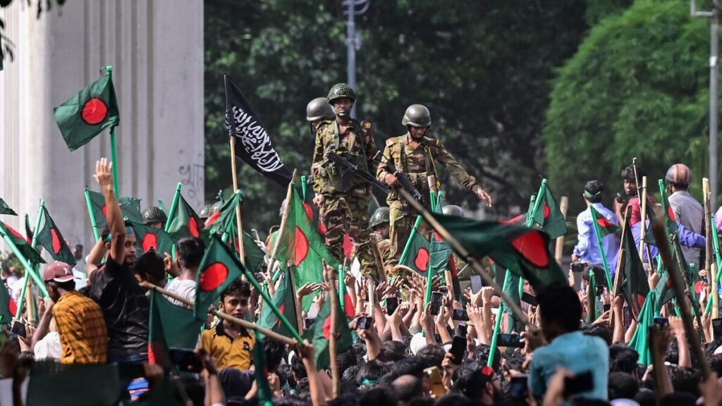 La primera ministra de Bangladés renuncia y huye del país en medio de violentas protestas