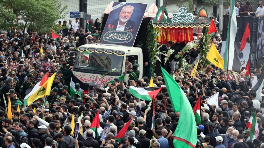 Miles de personas reclamaron este jueves venganza en el funeral en Teherán del líder político de Hamás, Ismail Haniyeh, quien murió la víspera en un ataque en la capital iraní atribuido a Israel. Con banderas palestinas y retratos de Haniyeh, multitud de iraníes se reunieron en la Universidad de Teherán en el inicio de la procesión funeraria del dirigente islamista, que el viernes será enterrado en Doha. El funeral coincidió con el anuncio del ejército israelí de que mató en julio al jefe militar de Hamás, Mohammed Deif, en un bombardeo en Jan Yunis, en el sur de Gaza. Israel había acusado al alto cargo de "iniciar, planear y ejecutar la masacre del 7 de octubre" en territorio israelí, que desató la guerra contra el grupo islamista en Gaza. En Irán, el encargado de dirigir las plegarias por Haniyeh fue el líder supremo de la República Islámica, el ayatolá Ali Jamenei, que había amenazado con asestar un "duro castigo" a Israel por su muerte. El deceso fue anunciado el miércoles por la Guardia Revolucionaria de Irán, que informó de un ataque en la madrugada en Teherán. Horas antes, un bombardeo israelí en Beirut, la capital de Líbano, mató al comandante militar del grupo proiraní Hezbolá, Fuad Shukr, lo que atizó el temor de una conflagración regional por el conflicto en Gaza. Jamenei, que tiene la última palabra en los asuntos políticos de Irán, dijo que era su "deber buscar venganza" por el asesinato de Haniyeh en la República Islámica. El dirigente de Hamás había acudido el martes en Teherán a la investidura del nuevo presidente iraní, Masud Pezeshkian, quien prometió que "los sionistas pronto verán las consecuencias de su acto terrorista y cobarde". - "Perseguiremos a Israel" - La retransmisión del funeral de la televisión estatal iraní mostró los féretros de Haniyeh y de su guardaespaldas cubiertos con banderas palestinas. Los ataúdes, con estampado blanco y negro parecido al pañuelo kufiya palestino, fueron transportados en un camión adornado con flores por las calles de Teherán. A la ceremonia asistieron altas personalidades iraníes como el presidente Pezeshkian o el jefe de la Guardia Revolucionaria, el general Hosein Salami. El jefe de relaciones exteriores de Hamás, Khalil Al Hayya, aseguró durante la ceremonia que "el eslogan de Ismail Haniyeh, 'No reconoceremos a Israel', permanecerá como un eslogan inmortal". "Perseguiremos a Israel hasta arrancarlo de la tierra de Palestina", afirmó. El presidente conservador del Parlamento iraní, Mohammad Bagher Ghalibaf, aseguró que su país "cumplirá la orden del líder supremo" de vengar a Haniyeh. "Es nuestro deber responder en el momento y el lugar adecuado", dijo mientras la multitud gritaba "¡Muerte a Israel, muerte a América!". La comunidad internacional, sin embargo, llamó a la calma y pidió centrar los esfuerzos en garantizar un alto el fuego en Gaza. El secretario general de la ONU, Antonio Guterres, alertó que los ataques en Teherán y Beirut representan una "peligrosa escalada en un momento en que todos los esfuerzos deberían llevar a un alto el fuego en Gaza". El jefe de la diplomacia estadounidense, Antony Blinken, instó el jueves a "todas las partes" en Oriente Medio a que "dialoguen" y "cesen cualquier acción que contribuya a la escalada". - La mediación en duda - La República Islámica no ha divulgado información sobre el lugar exacto del ataque. Israel, señalado por Irán y Hamás, no ha hecho ningún comentario sobre la muerte de Haniyeh. Sí que reivindicó, en cambio, el ataque que mató a Shukr, en respuesta a un mortífero lanzamiento de cohetes contra los anexionados Altos del Golán. Estas muertes inflaman las tensiones regionales por la guerra en Gaza, que multiplicó las hostilidades entre Israel y grupos alineados con Irán en Siria, Líbano, Irak y Yemen. También ponen en riesgo las negociaciones indirectas para una tregua y la liberación de rehenes mantenidas durante meses entre Hamás e Israel, con la mediación de Catar, Egipto y Estados Unidos. Distintos analistas dijeron a la AFP que Haniyeh era una figura moderada dentro del movimiento islamista y que, aunque puede ser reemplazado, las dinámicas dentro de Hamás pueden cambiar. El primer ministro israelí, Benjamin Netanyahu, prometió destruir al grupo en respuesta al ataque del 7 de octubre que encendió la guerra en Gaza. La acción resultó en la muerte de 1.197 personas, en su mayoría civiles, según un balance de la AFP basado en datos oficiales israelíes. Los combatientes islamistas también tomaron como rehenes a 251 personas. Según el ejército israelí, 111 de ellas siguen en Gaza, aunque 39 se consideran muertas. La ofensiva militar israelí sobre Gaza ha dejado al menos 39.480 muertos, según el Ministerio de Sanidad de este territorio gobernado por Hamás. Meses de negociaciones solo permitieron una breve tregua de una semana en noviembre. Tras la muerte de Haniyeh, Catar, clave en la mediación, puso en duda el futuro de estas conversaciones.