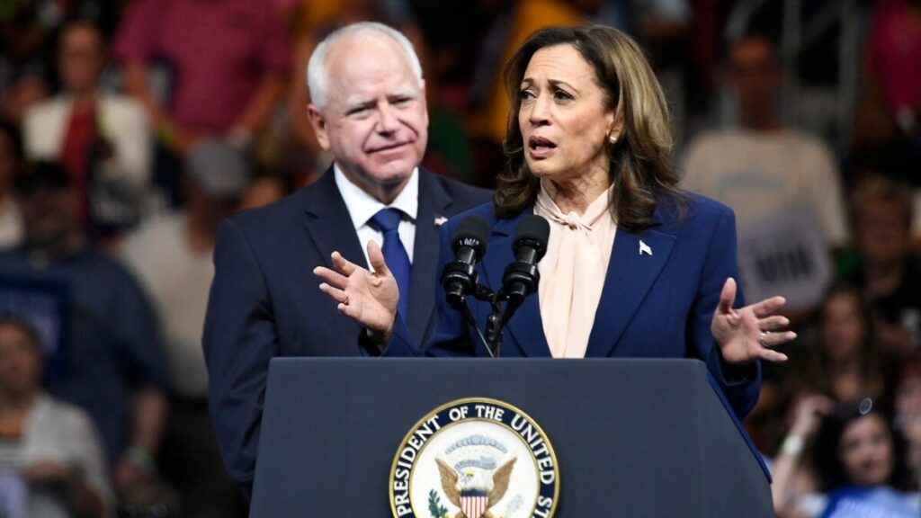 Vuelve la esperanza entre los demócratas en el primer mitin de Kamala Harris y Tim Walz