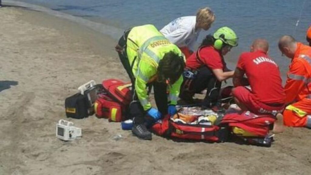 Al menos tres heridos al caer un rayo en una playa italiana abarrotada