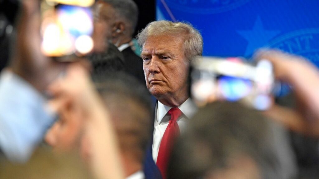 Trump acusa a los migrantes de "robar" empleos y comer "mascotas"