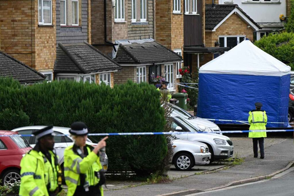 El sospechoso de dar muerte con una ballesta a la esposa y dos hijas de un periodista de radio de la BBC, cerca de Londres, fue acusado de asesinato.