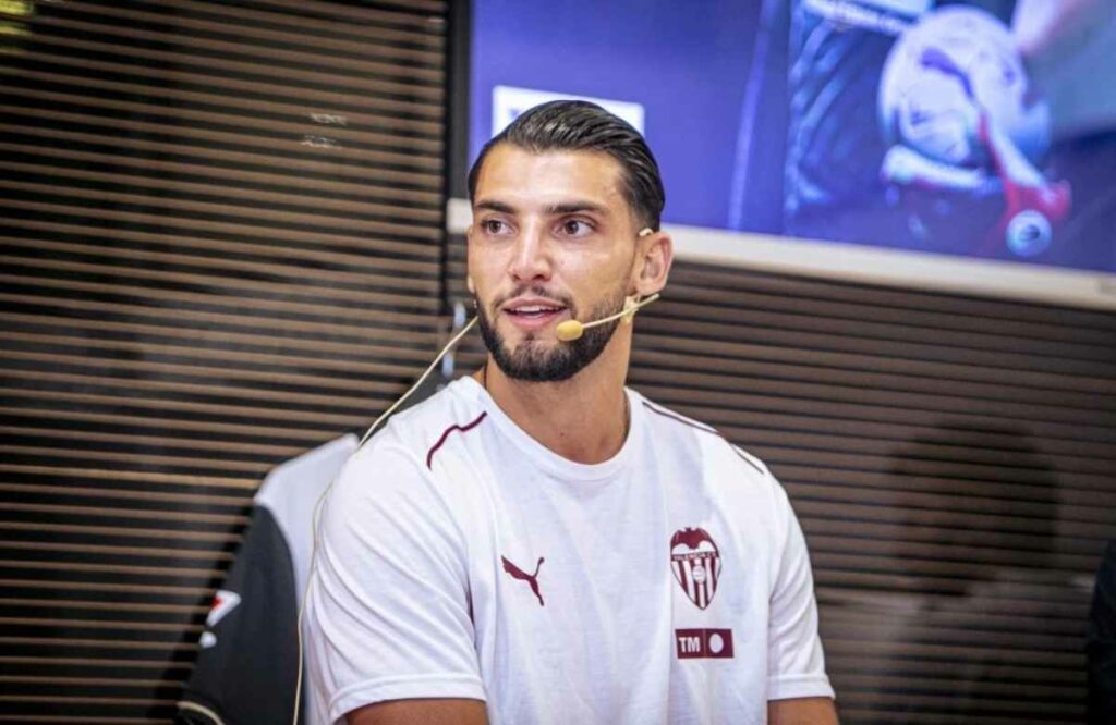 El futbolista del club español Valencia Rafa Mir fue detenido por presuntamente haber cometido una agresión sexual, informó la Guardia Civil.