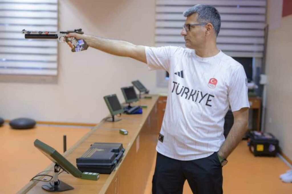 El tirador turco Yusuf Dikec, presentó una solicitud para registrar como marca esta forma de tomar el arma deportiva