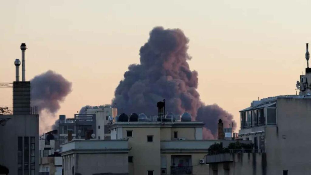 Israel bombardeó el “cuartel general” de Hezbolá al sur de Beirut, en una operación que según el primer balance oficial dejó 2 fallecidos.