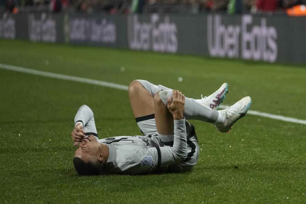 El delantero francés Kylian Mbappé sufre una lesión en “el bíceps femoral de la pierna izquierda”, anunció su club, el Real Madrid.