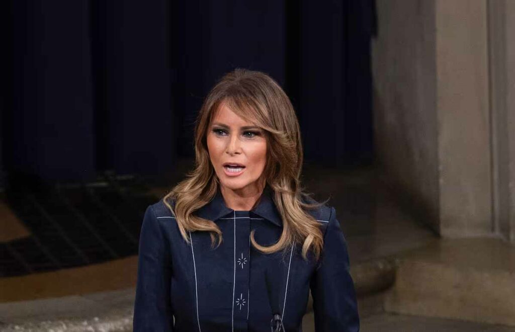 Melania Trump salió del mutismo que la caracteriza para promocionar sus memorias en plena campaña de su marido.