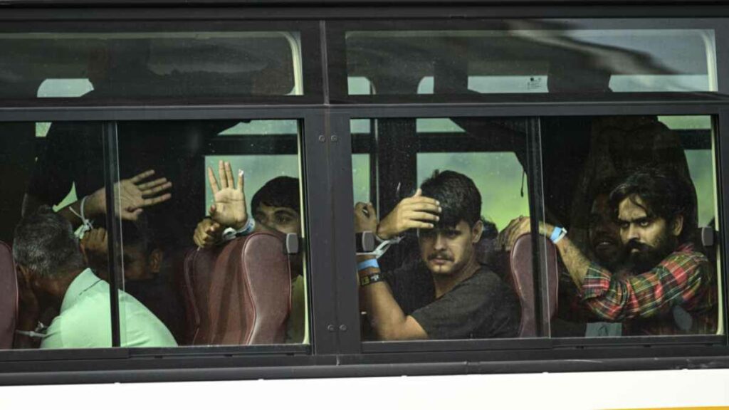 Panamá deportó a 130 migrantes de India que ingresaron al país a través de la inhóspita selva del Darién, fronteriza con Colombia.