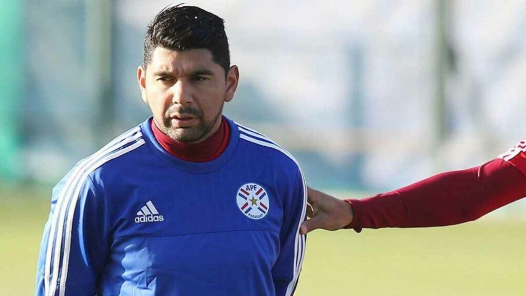 El argentino San Lorenzo solicitó la renuncia del exfutbolista Néstor Ortigoza a su cargo como vocal de la comisión directiva.