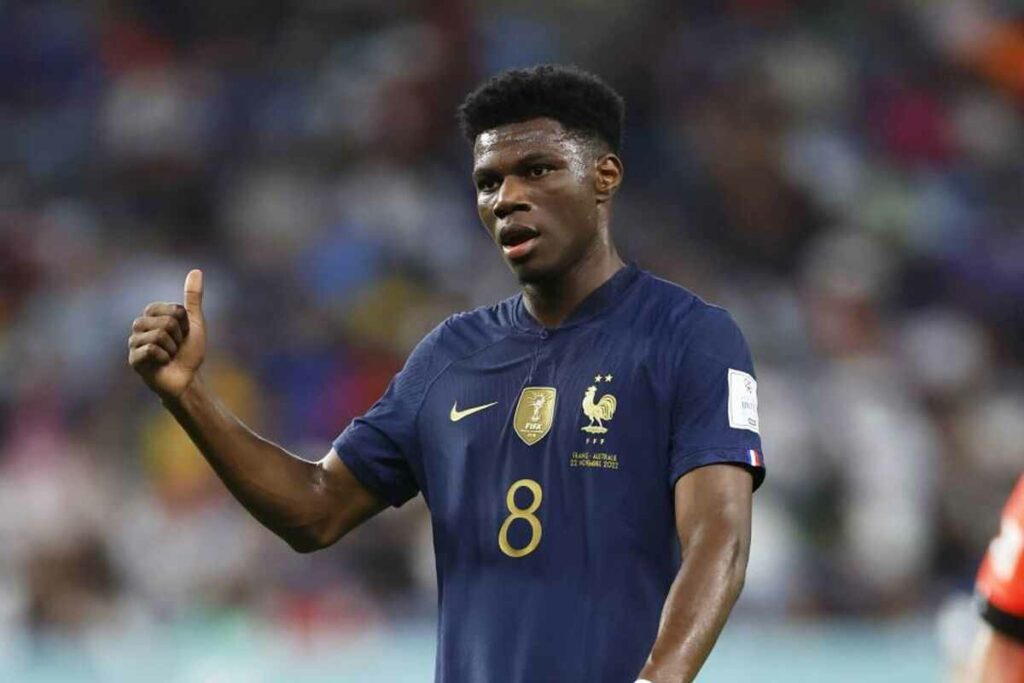 El centrocampista francés Aurélien Tchouameni deberá abandonar la concentración de la selección francesa debido a una lesión en el pie izquierdo.