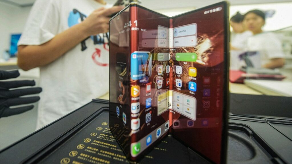 Huawei presenta el primer teléfono celular plegable en tres partes
