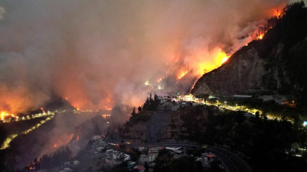 Incendios forestales en Quito dejan seis heridos y 107 familias evacuadas