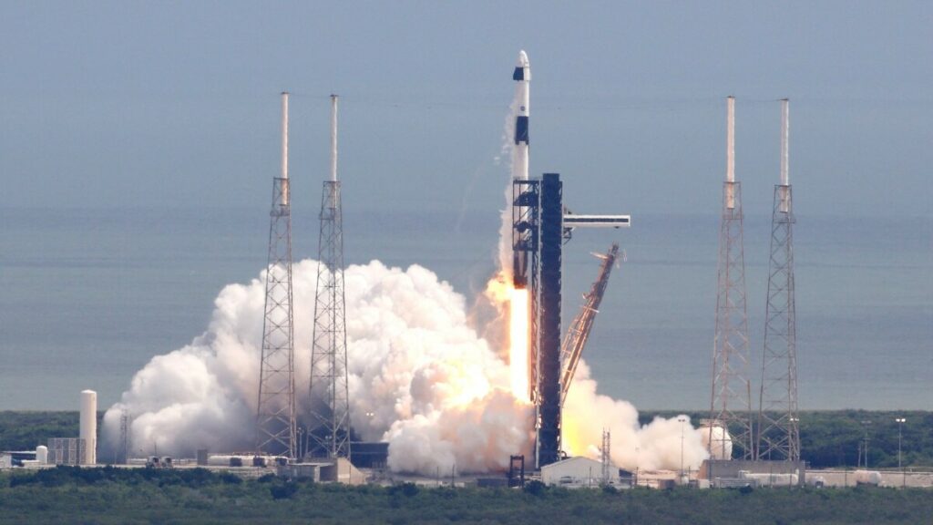 Misión de SpaceX partió al rescate de astronautas atrapados en la ISS