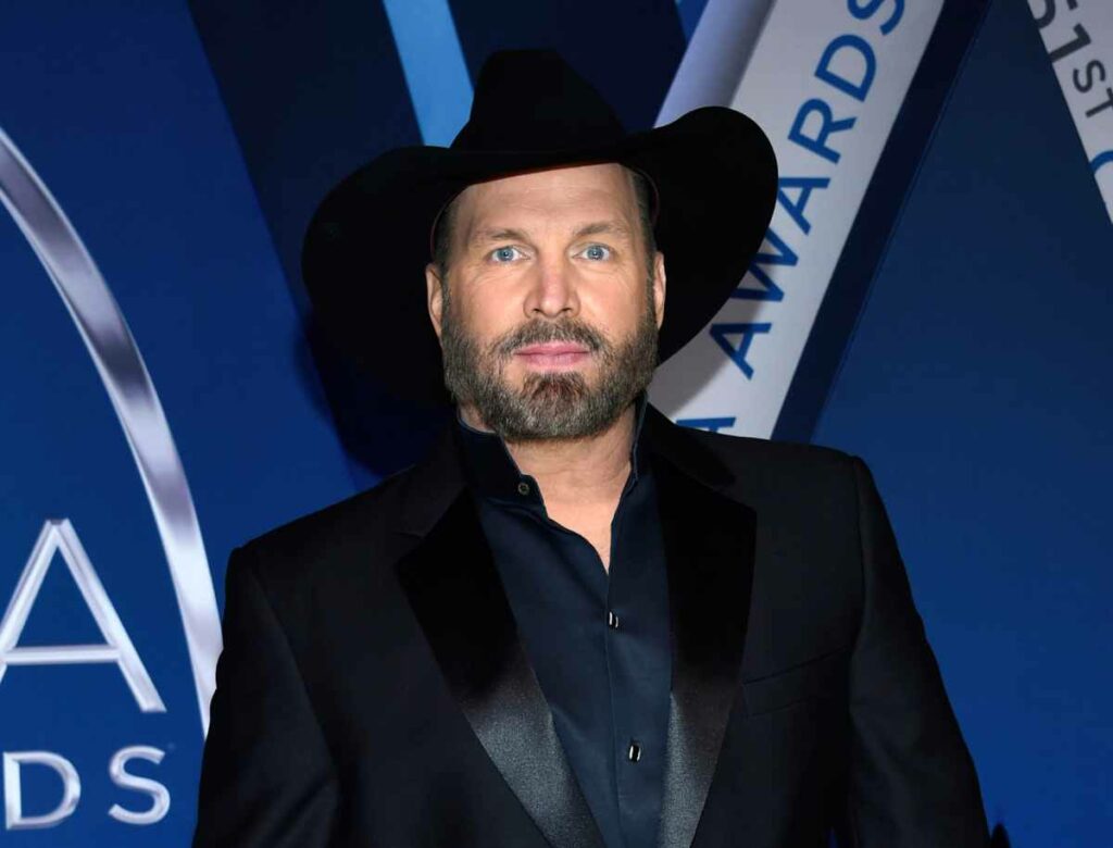 La estrella del country Garth Brooks negó las acusaciones de violación en su contra cuando regresaba a uno de sus conciertos en Las Vegas.