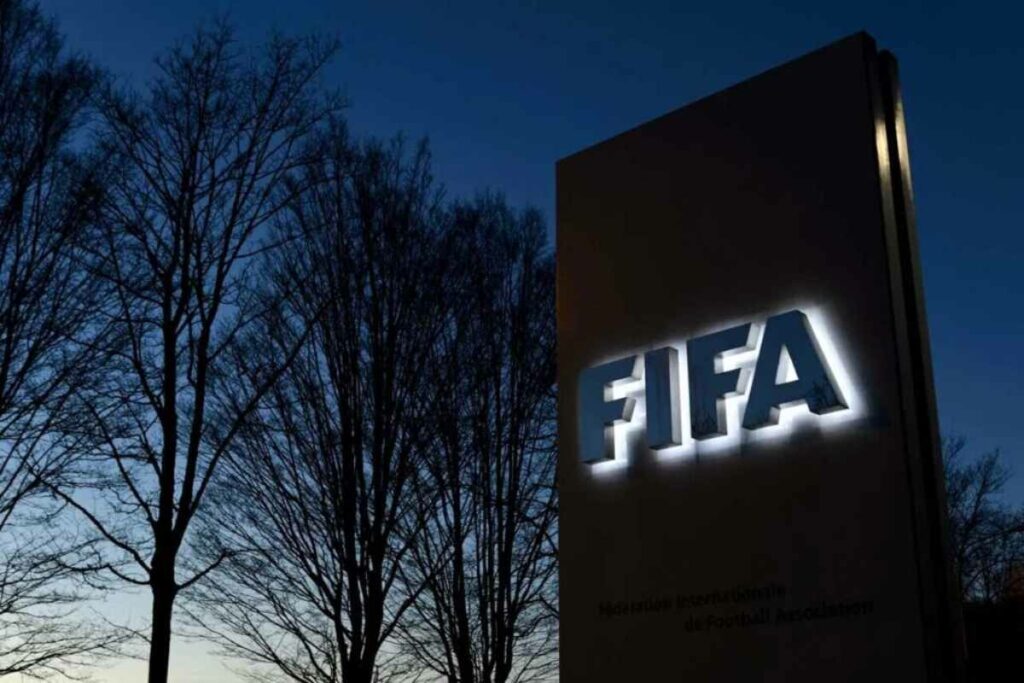 Más de un centenar de jugadoras profesionales de fútbol oriundas de 24 países reclamaron a la FIFA que anule el contrato de patrocinio con el gigante petrolero.